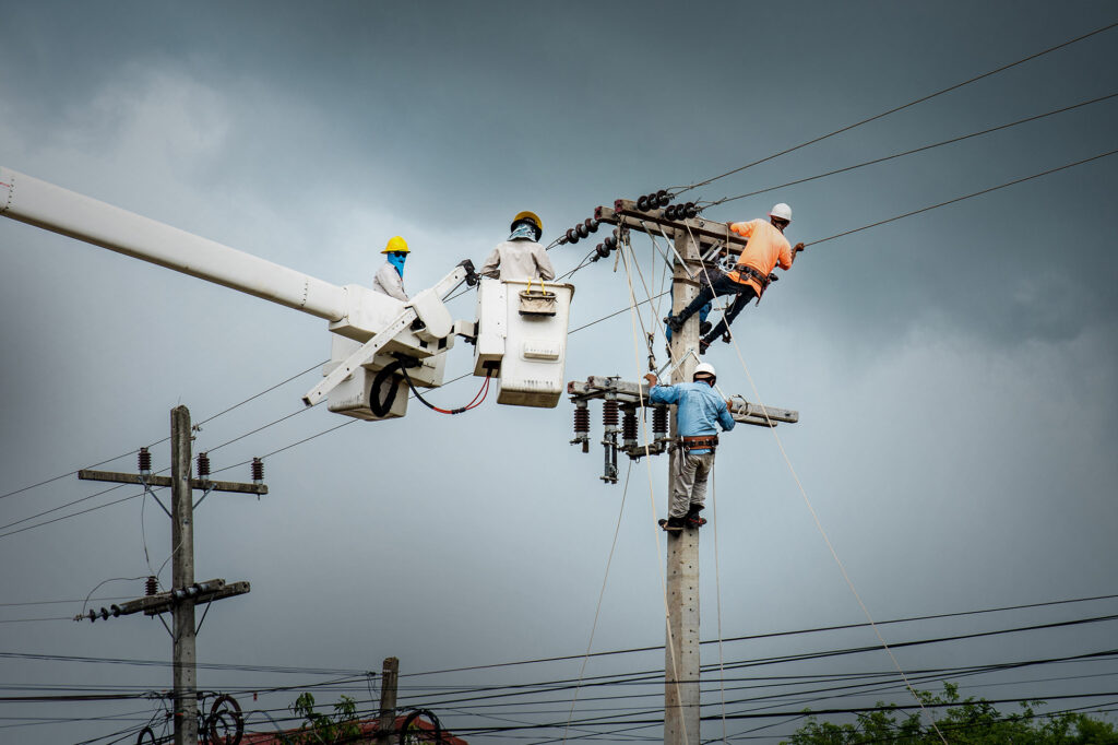 Climbing Gears for Utility Pole Workers: A Global Overview - TTF POWER