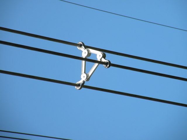 Cable spacers function on High Voltage lines 