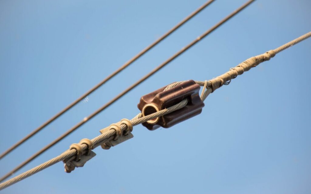 Quality failures for the stay insulator on power lines