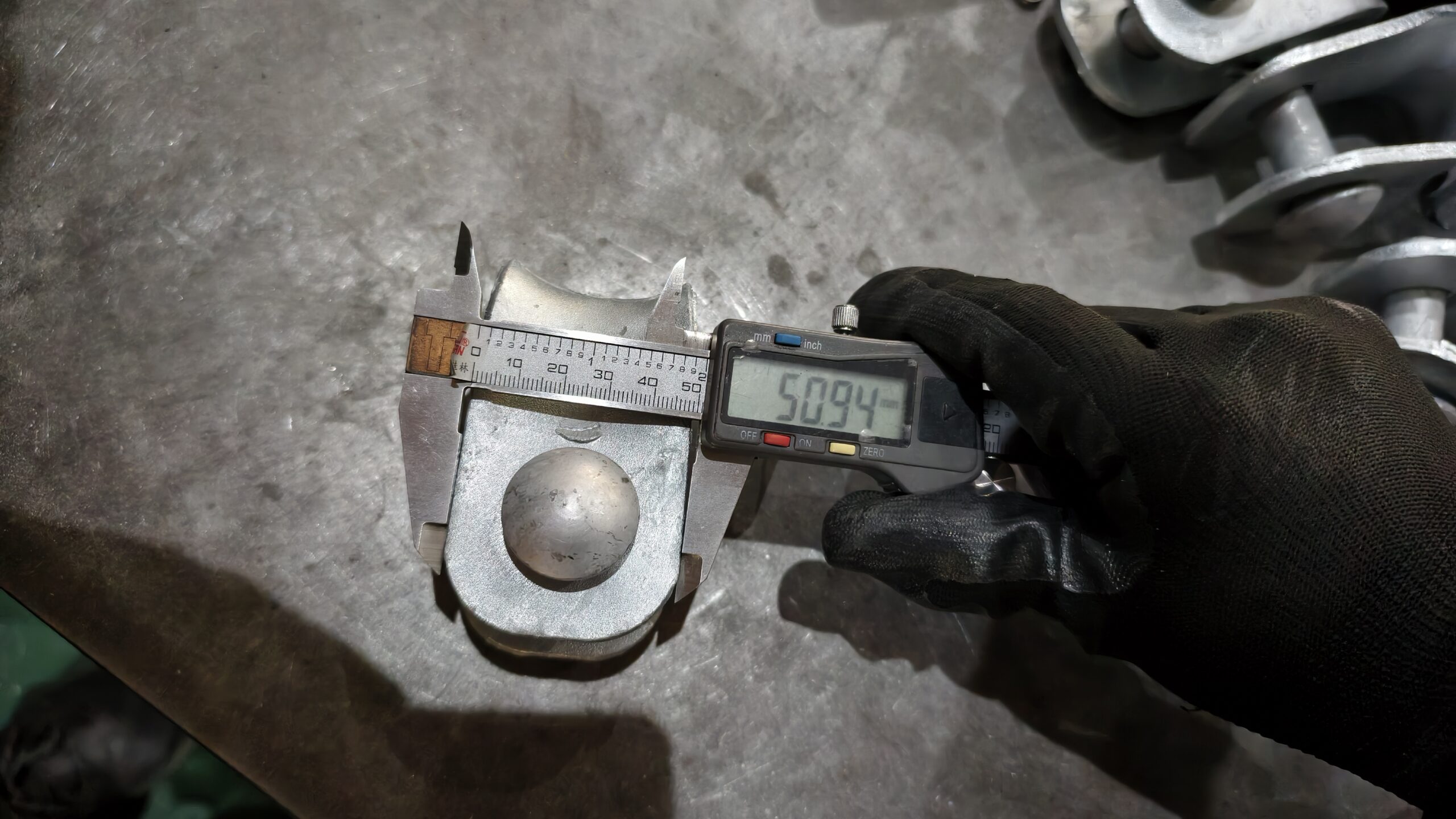 Galvanized Steel Line Clamp | Reliable Hardware for Power Line Applications - Image 2